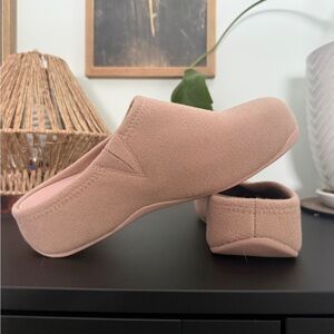 Fit flop clogs  in Soft tan